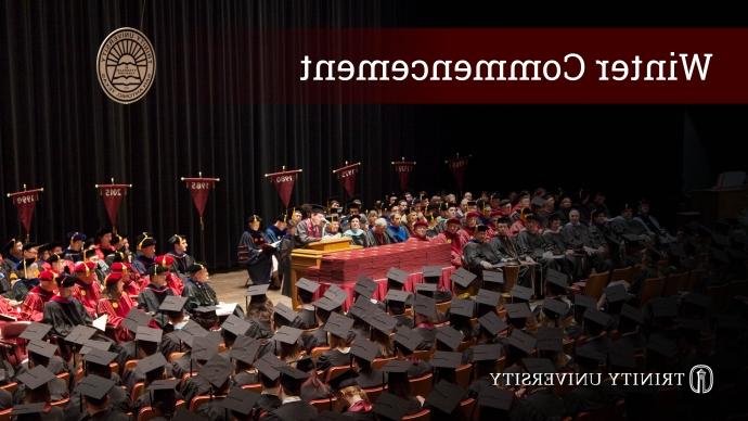一张宣布冬季毕业典礼的海报，上面有一张教授们穿着礼服站在舞台上的照片.